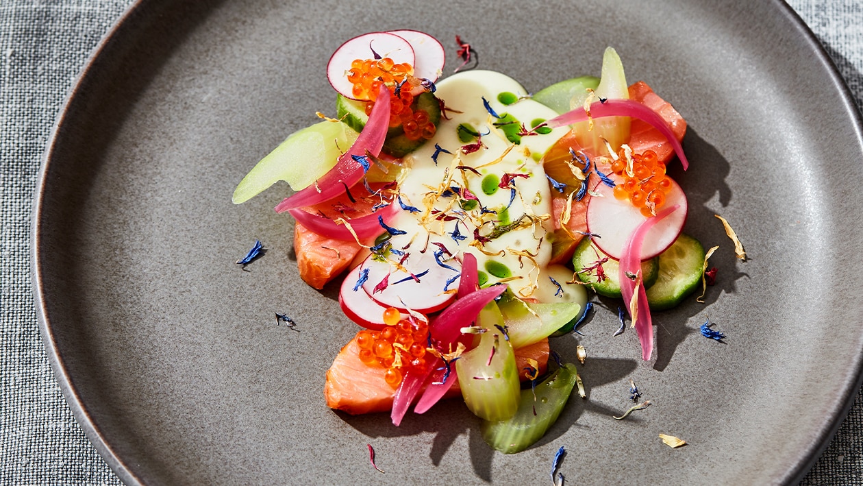 Gerookte zalm salade met luchtige botersaus en citrus
